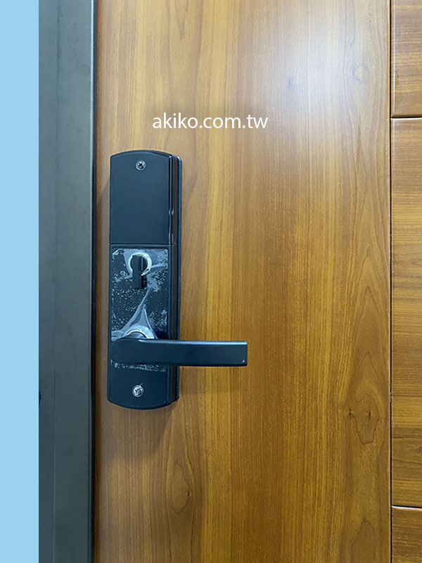 A03金屬木紋玄關門是一種具有現代風格的門款，其設計以木紋紋理為主題，採用金屬材質打造而成，具有耐用、美觀的優點。