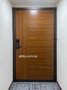 A03金屬木紋玄關門是一種具有現代風格的門款，其設計以木紋紋理為主題，採用金屬材質打造而成，具有耐用、美觀的優點。